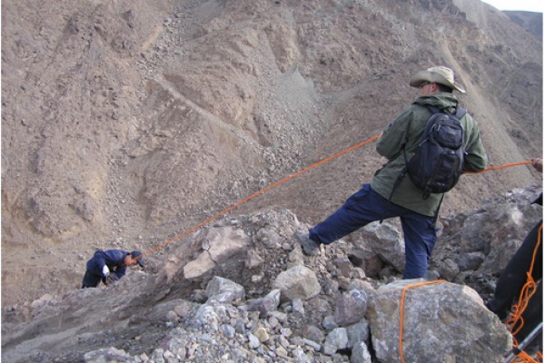 地勘分院技术人员在伊朗进行地质填图施工