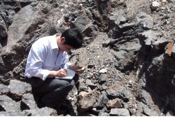 地质高级工程师唐科远在伊朗进行地质考察