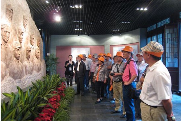 队组织党员参观红色教育基地